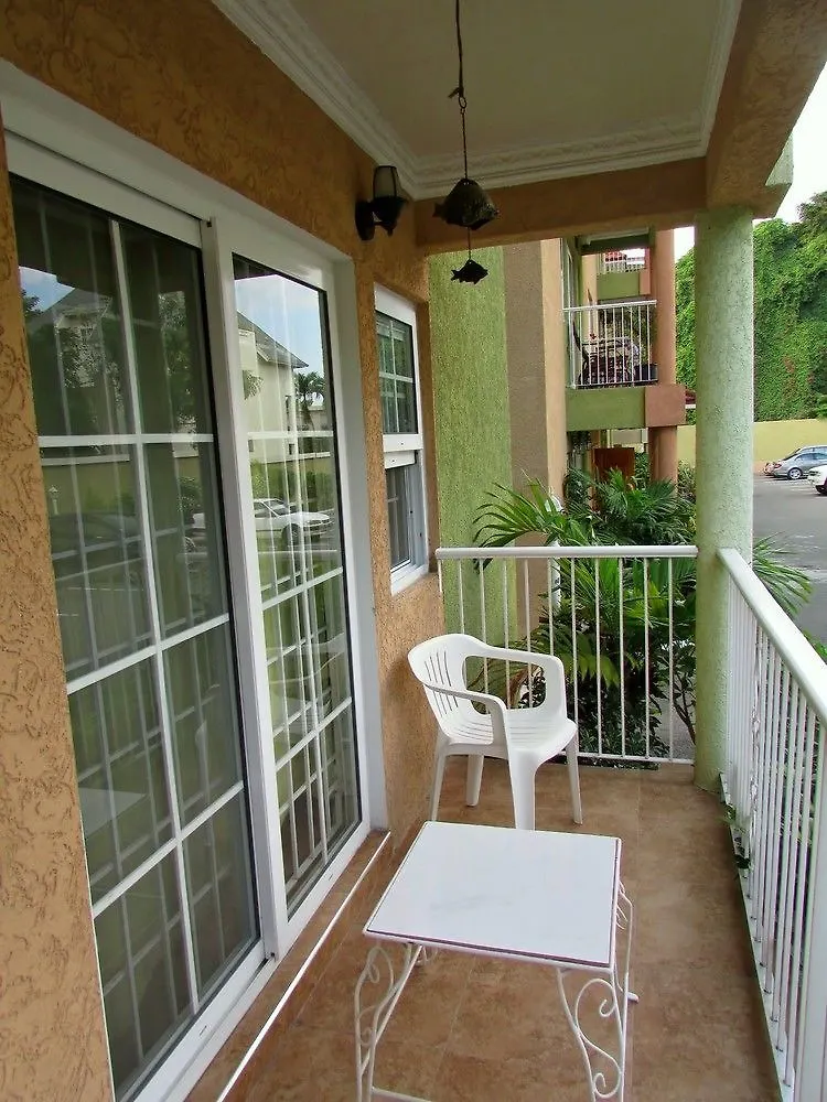 Centrally Located Guest Apartments Kingston 3*,