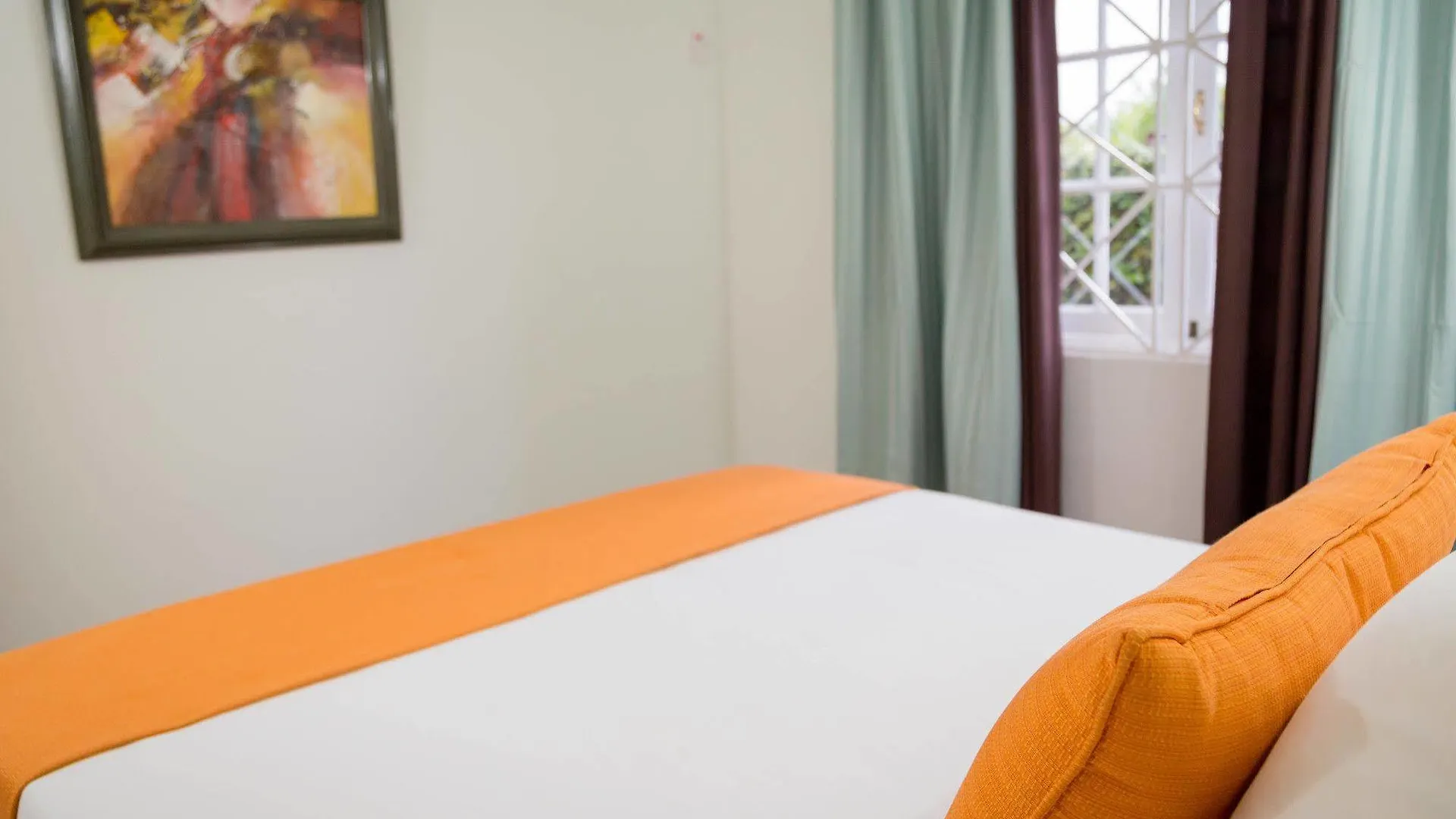 Centrally Located Guest Apartments Kingston 3*,